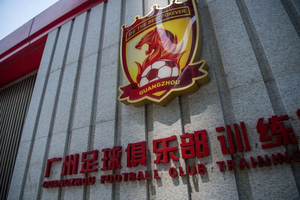 变成人的德古拉功力全无，与之前威风凛凛的古堡男爵形成极大反差，也让这场冒险变得窘况百出、笑点满满